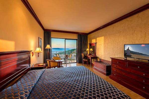 Innenansicht eines Schlafzimmers im Grand Hotel Gozo mit Blick auf das Meer.