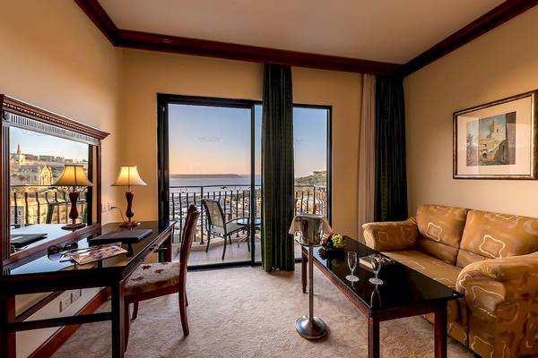 Suite-Zimmer im Grand Hotel Gozo mit Blick auf den Hafen.