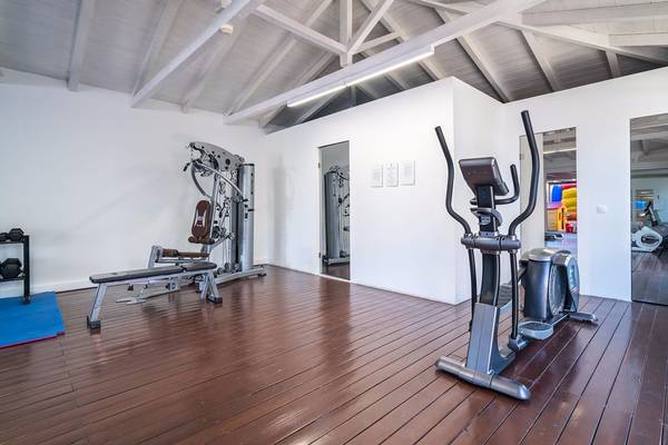 Fitnessraum im Galaxy Beach Resort mit Geräten und Holzboden