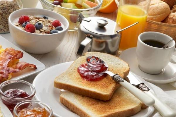 Frühstücksbuffet im Grand Hotel Gozo mit Eiern, Speck, Müsli, Früchten, Brötchen und Getränken.