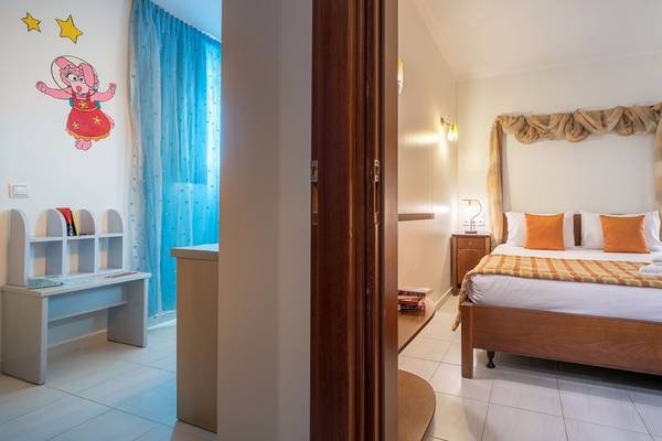 Schlafzimmer im Galaxy Beach Resort mit Wandaufkleber, Schreibtisch und Bett