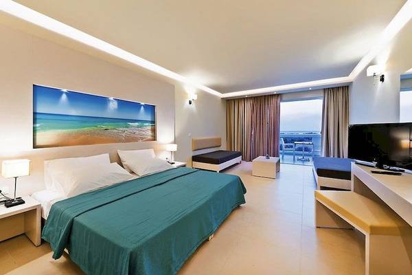 Schlafzimmer im Lindos White Hotel mit Blick auf das Meer