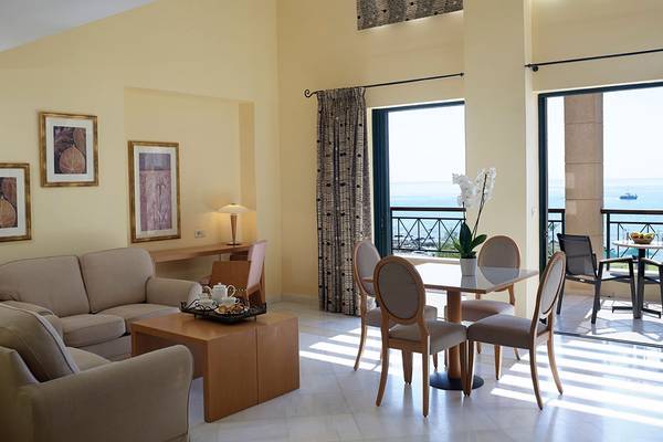Wohnbereich im Mitsis Lindos Memories Resort & Spa mit Blick auf das Meer.