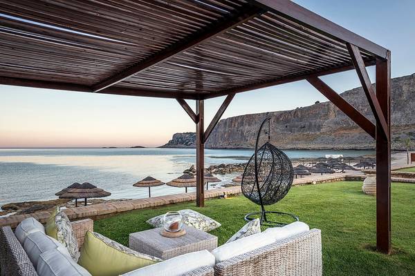 Terrasse im Mitsis Lindos Memories Resort & Spa mit Blick auf das Meer und Felsen
