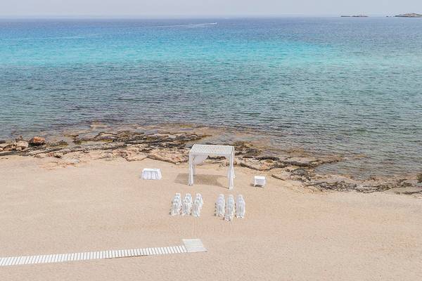Hochzeitszeremonie am Strand des Mitsis Lindos Memories Resorts