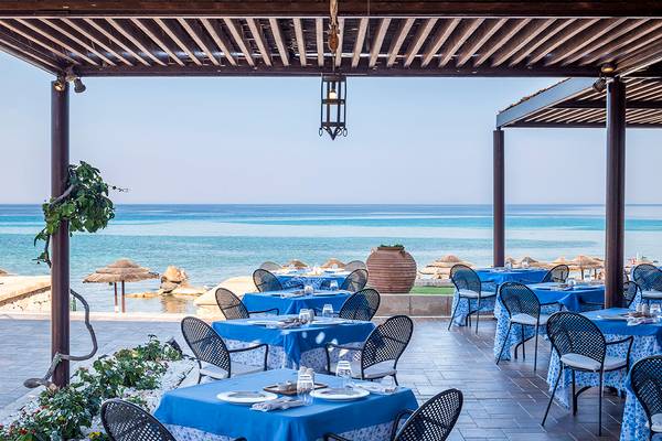 Außenterrasse des Mitsis Lindos Memories Resort & Spa mit Blick auf das Meer