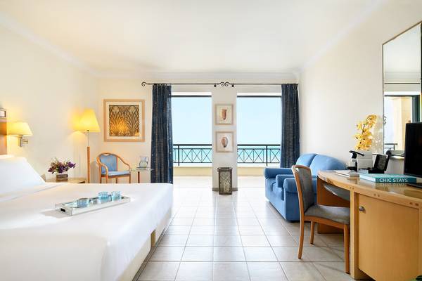 Innenansicht eines Hotelzimmers im Mitsis Lindos Memories Resort & Spa mit Blick auf das Meer.