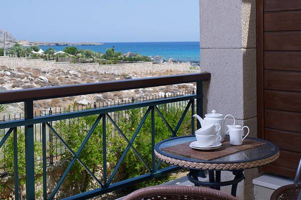 Aussicht vom Balkon des Mitsis Lindos Memories Resort & Spa auf das Meer