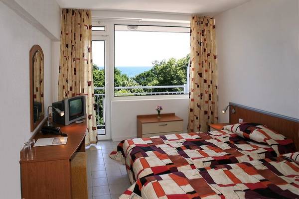 Schlafzimmer mit Meerblick im Gladiola Star Hotel, mit zwei Betten, Fernseher und Balkon.