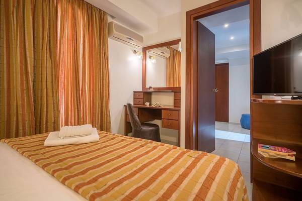 Innenansicht eines Zimmers im Galaxy Beach Resort mit Bett, Schreibtisch und Fernseher.