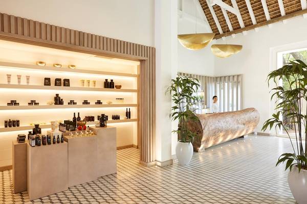 Wellnessbereich des LUX Grand Gaube Resort & Villas mit Regalen und Pflanzen.