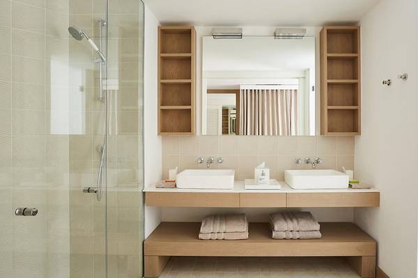 Badezimmer im LUX Grand Gaube Resort & Villas mit zwei Waschbecken, Spiegel und Dusche.