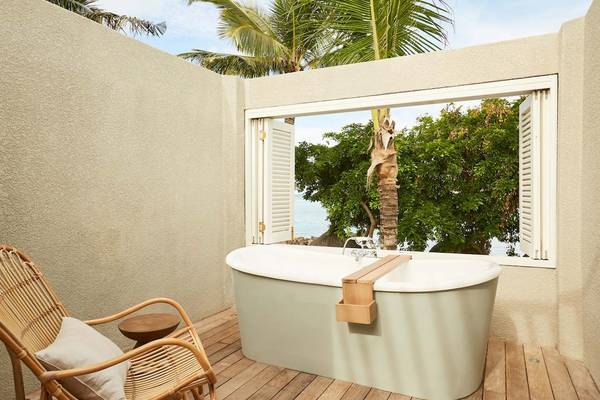Terrasse mit Badewanne und Meerblick im LUX Grand Gaube Resort & Villas.