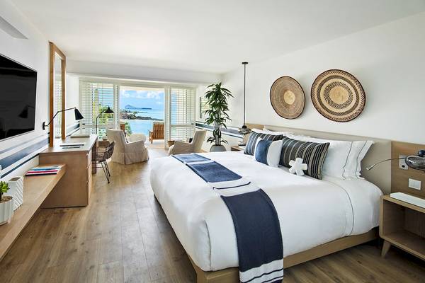 Luxuriöses Zimmer im LUX Grand Gaube Resort & Villas mit Blick auf das Meer.