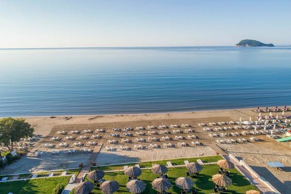Luftaufnahme des Galaxy Beach Resorts Strands mit vielen Sonnenliegen und Sonnenschirmen.