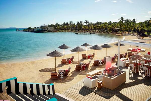 Lux Grand Gaube Resort & Villas Strand mit Sonnenschirmen und Liegen