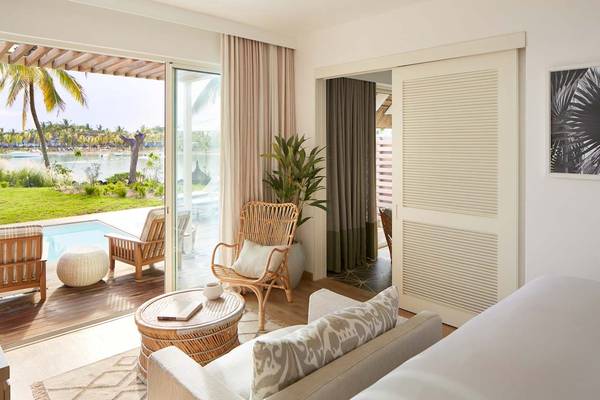 Innenraum der Suite im LUX Grand Gaube Resort & Villas mit Blick auf den Pool und die Landschaft