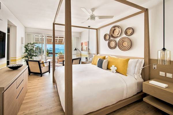 Lux Grand Gaube Resort & Villas Zimmer mit Himmelbett, Fernseher und Meerblick