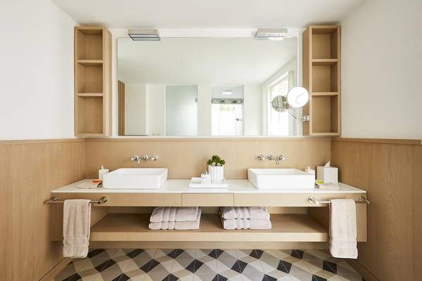 Badezimmer im LUX Grand Gaube Resort & Villas mit zwei Waschbecken und Spiegel.