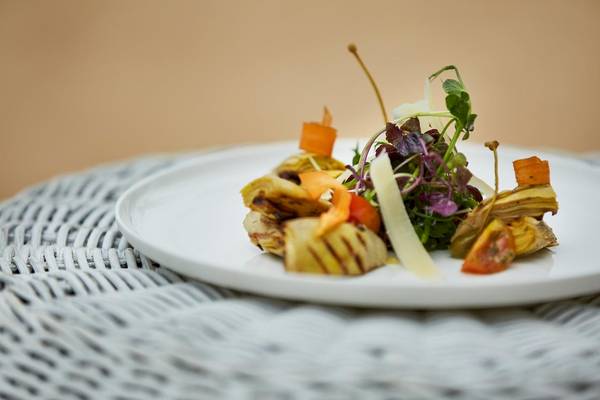 Gegrilltes Essen auf einem weißen Teller, serviert auf einem runden Tisch.
