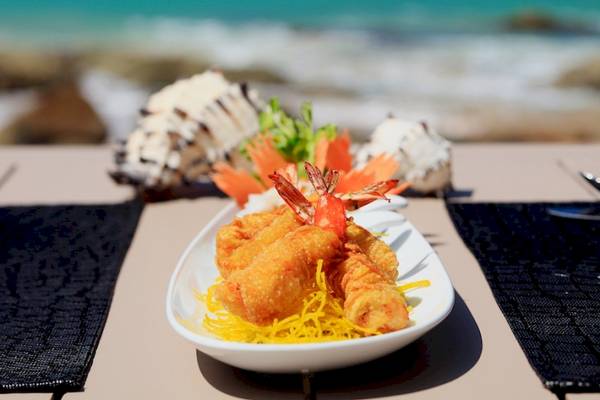 Gerichtet auf dem Tisch vor dem Meer mit Meeresfrüchten und Gemüse