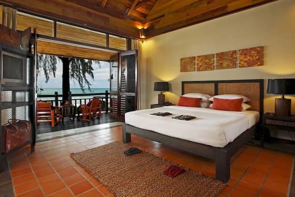 Schlafzimmer mit Meerblick im Moracea by Khao Lak Resort, mit großem Bett, Terrassentüren und Balkonmöbeln.