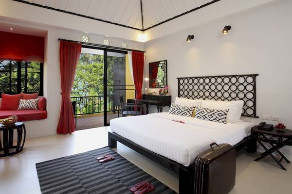 Hotelzimmer im Moracea by Khao Lak Resort mit weißem Bett, rotem Vorhang und Balkon.
