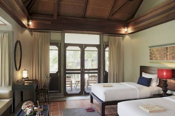 Doppelzimmer im Moracea by Khao Lak Resort mit zwei Betten, Schreibtisch und Terrasse.