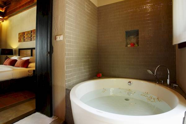 Badezimmer mit Badewanne und Bett im Moracea by Khao Lak Resort