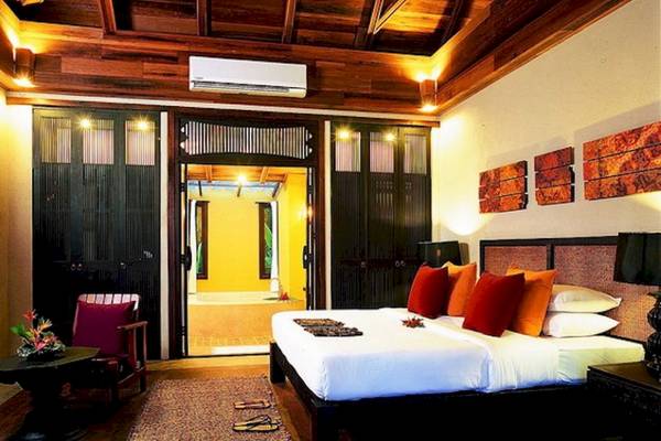 Schlafzimmer im Moracea by Khao Lak Resort mit Bett, Kissen und offenem Badezimmer
