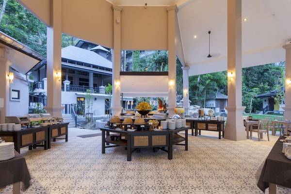 Frühstücksbuffet im Moracea by Khao Lak Resort mit vielen Gerichten und gedeckten Tischen.