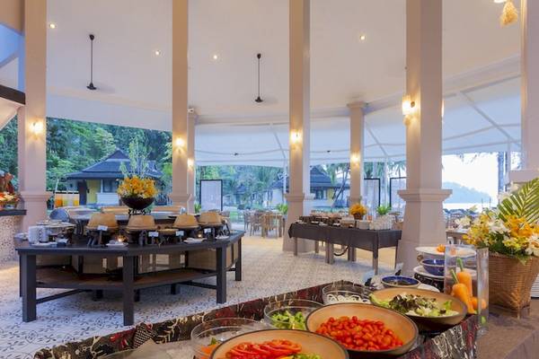Mezzanine-Restaurant mit Buffet-Tischen, gefüllt mit verschiedenen Gerichten und Salaten.