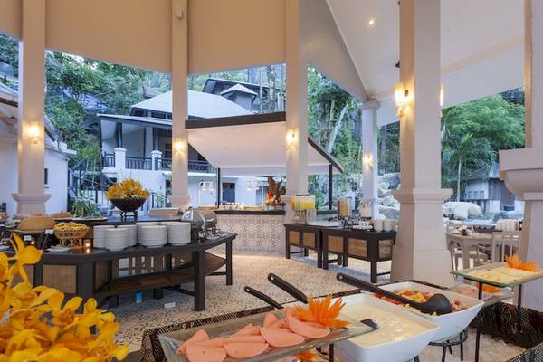 Frühstücksbuffet im Moracea by Khao Lak Resort mit verschiedenen Gerichten und Dekoration.