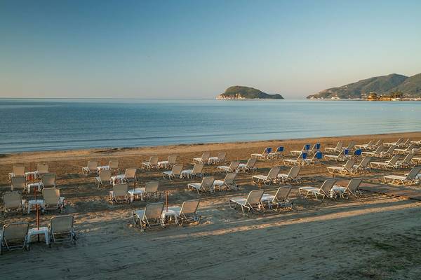 Strand des Galaxy Beach Resorts mit vielen Liegestühlen und Blick auf das Meer