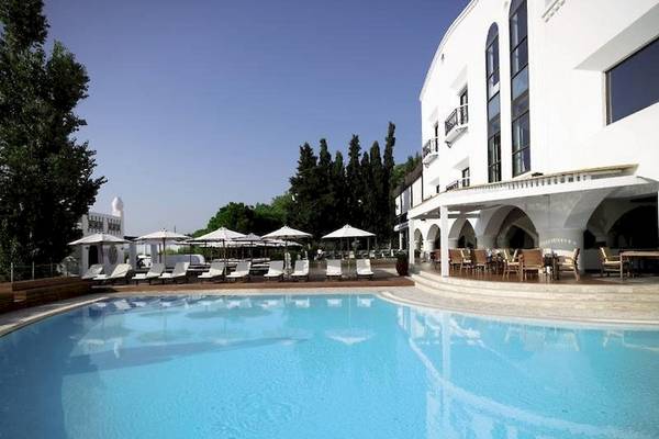 Außenpool des Esperos Village Blue & Spa Hotels mit Terrasse und Sonnenliegen