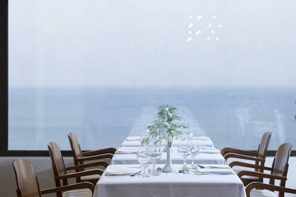 Ein elegantes Restaurant im Esperos Village Blue & Spa Hotel mit Blick auf das Meer.
