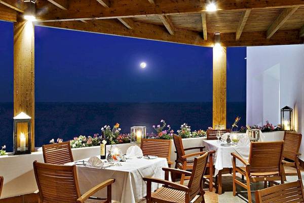 Abendessen im Hotel Esperos Village Blue & Spa Restaurant mit Meerblick und Mondschein.