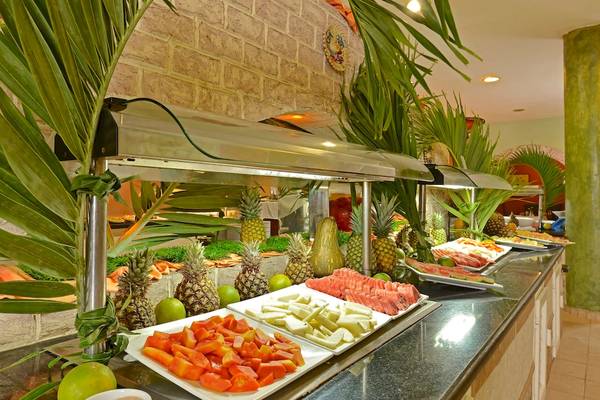 Buffet im Iberostar Tainos Hotel mit einer Auswahl an frischem Obst und Früchten.