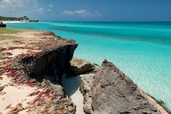 Landschaft mit türkisfarbenem Meer und felsigen Klippen am Strand des Iberostar Tainos Hotels.