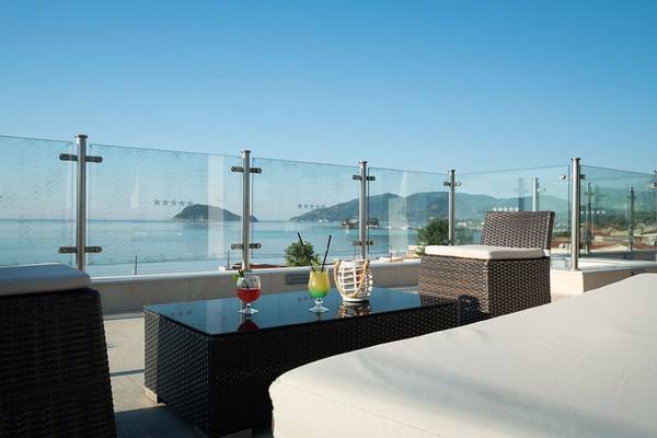 Terrasse des Galaxy Beach Resorts mit Blick auf das Meer und Berge
