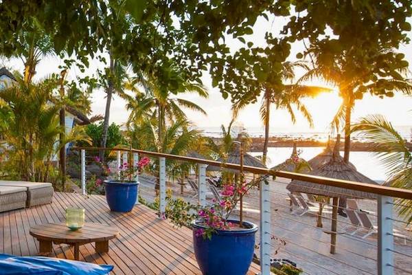 Terrasse des Veranda Pointe Aux Biches Hotels mit Blick auf den Strand und die Palmen