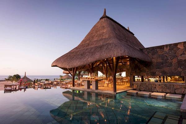 Poolbar des Veranda Pointe Aux Biches Hotels mit Blick auf den Ozean