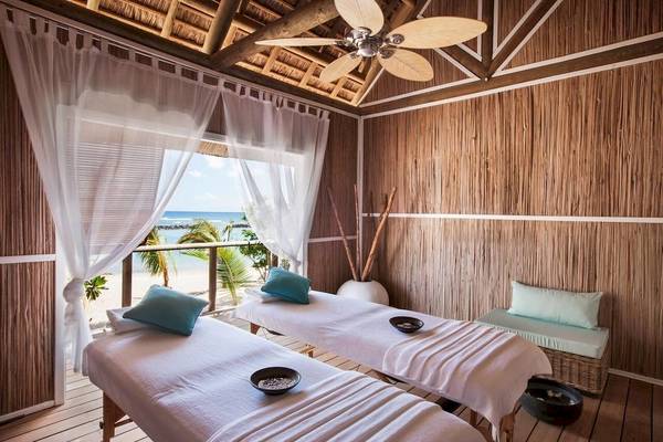 Massageraum im Veranda Pointe Aux Biches Hotel mit Blick auf den Strand.