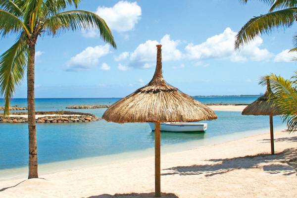 Strand mit Palmen und Sonnenschirmen bei Veranda Pointe Aux Biches Hotel