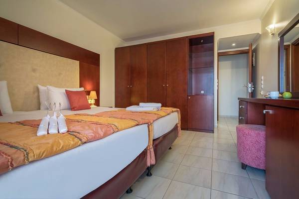 Doppelzimmer im Galaxy Beach Resort mit zwei Betten, Kleiderschränken und einem Tisch.
