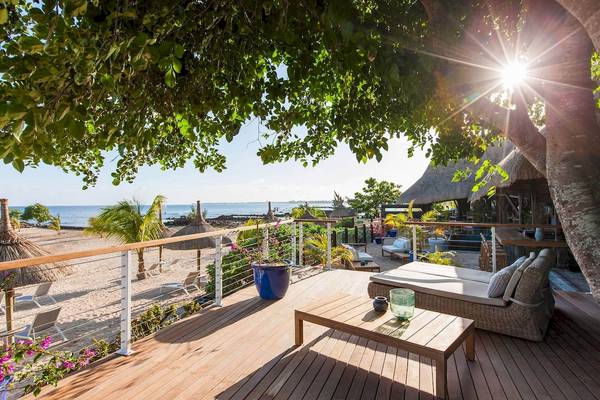 Terrasse des Veranda Pointe Aux Biches Hotels mit Blick auf den Ozean