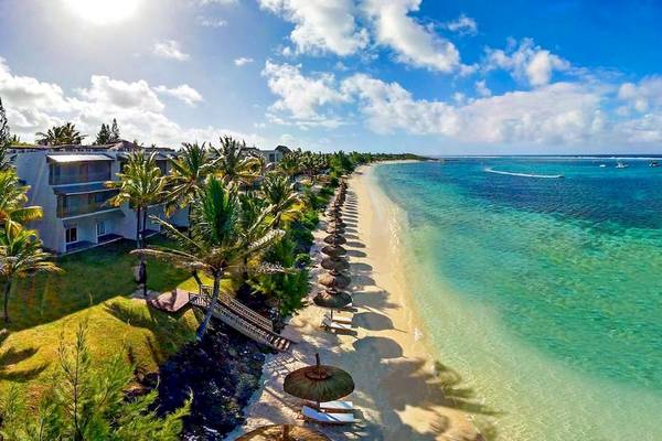 Luftaufnahme des Veranda Pointe Aux Biches Hotels mit Strand, Palmen und Meer