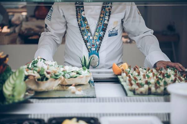 Koch im Galaxy Beach Resort, der ein Buffet mit verschiedenen Gerichten vorbereitet