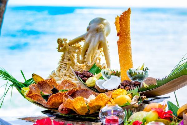 Ein Essensbuffet mit verschiedenen Gerichten und Früchten auf dem Strand vor dem La Digue Island Lodge Hotel.