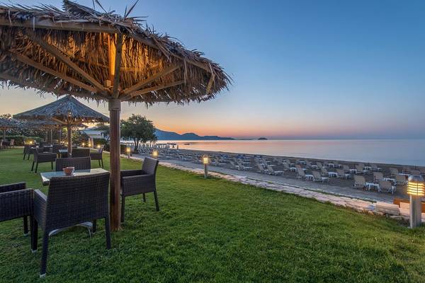 Terrasse des Galaxy Beach Resorts bei Sonnenuntergang mit Blick auf den Strand und das Meer.